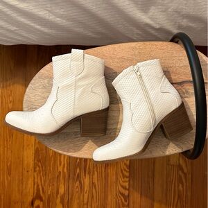 Dirty Laundry - Unite Western Bootie - White Snake NWOT {7}
